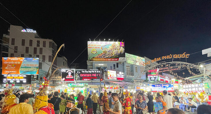 陽東夜市一開就炸！海鮮攤一攤接一攤，吃到撐超滿足～