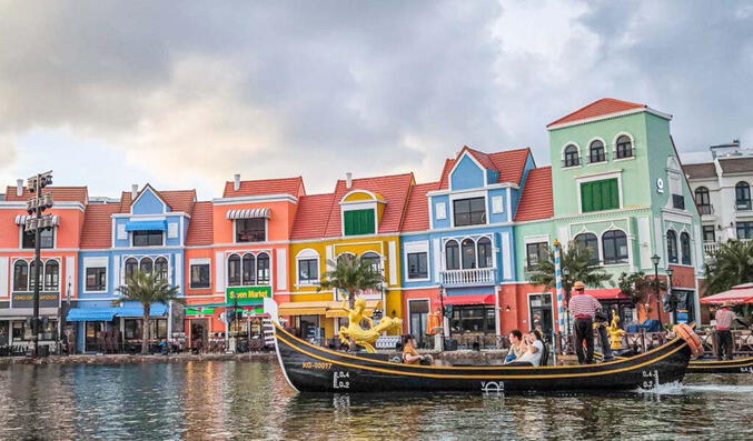 貢多拉船在日落小鎮划過去,浪漫到不行