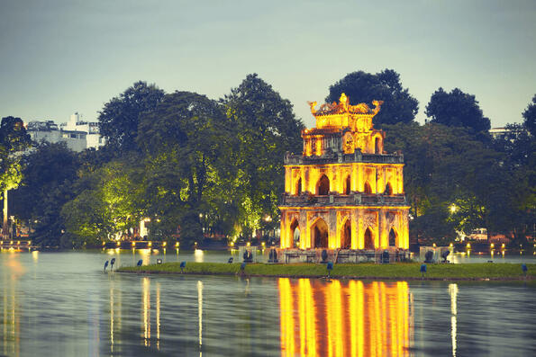 河內第一眼就愛上還劍湖!湖邊散步超chill,感覺整個人放鬆下來~