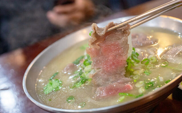 第一餐就吃河內牛肉河粉,湯頭香到爆!