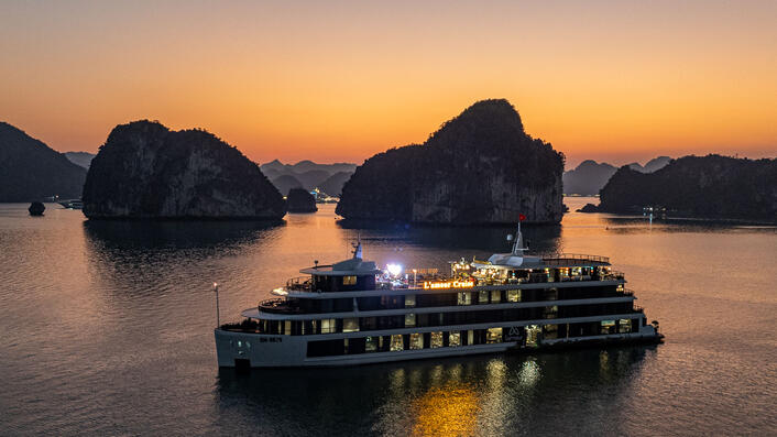 船上看下龍灣日落，真的會哭出來，太美太療癒了啦！