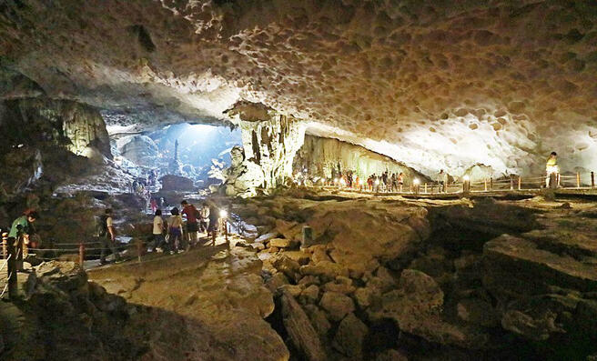 驚奇洞裡面超神奇!燈光打在石頭上,像進到另一個世界,拍照拍到手軟