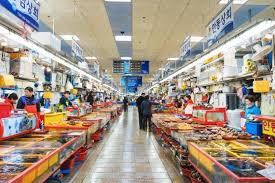 札嘎其市場生魚片一盤接一盤！新鮮到爆，吃到嘴巴停不下來